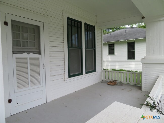 Building Photo - 610 E Krezdorn St