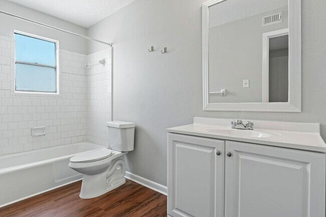 Building Photo - 932 7th Ave N