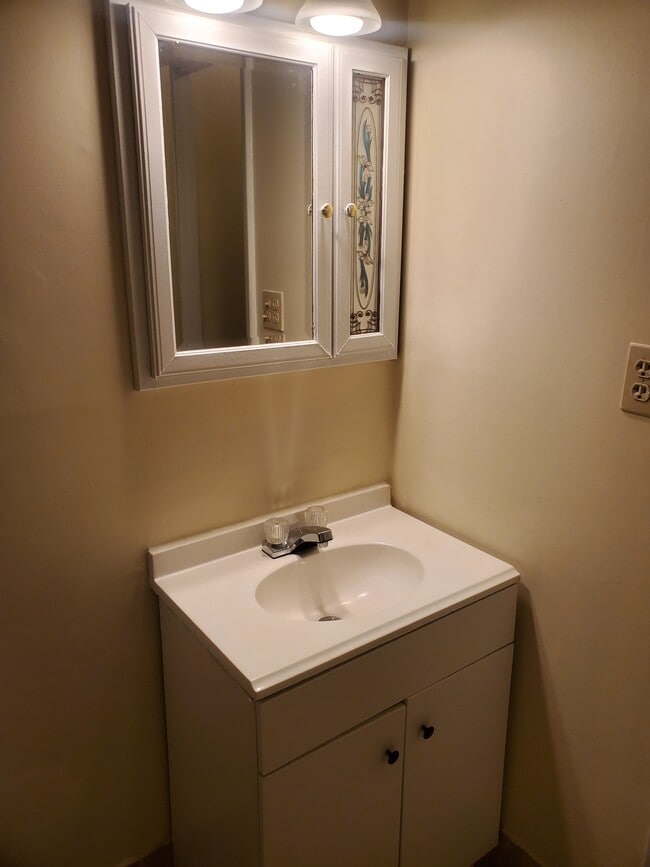 Common Bath - 3559 Old Chamblee Tucker Rd
