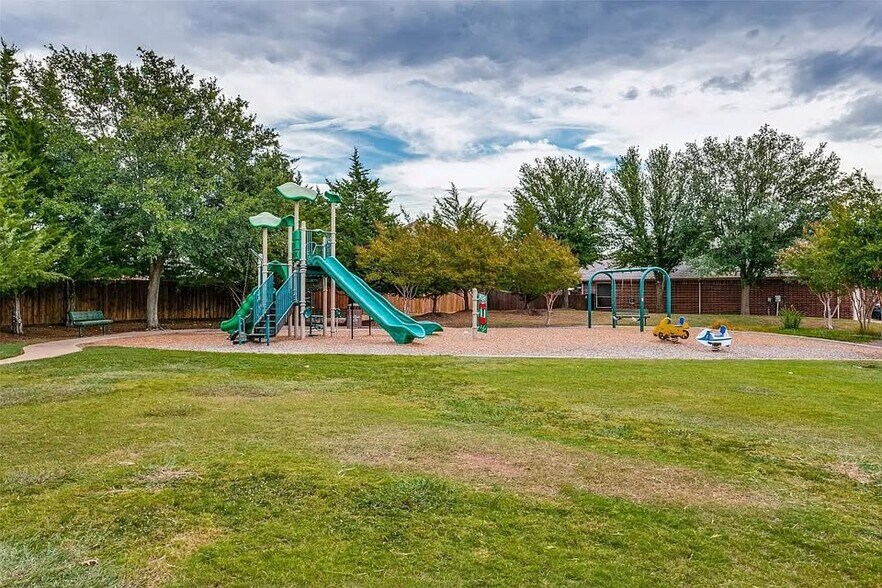 Building Photo - 2700 Thorncreek Ln