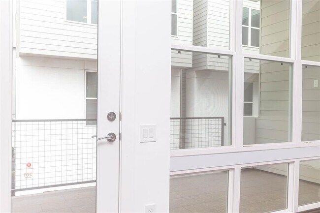 Building Photo - 5868 E Post Oak Ln