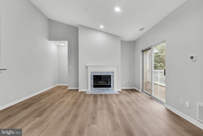 Building Photo - 1701 Lake Shore Crest Dr