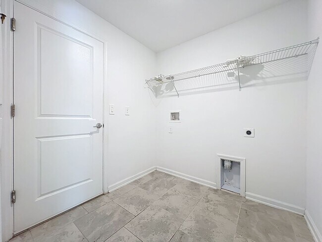 Building Photo - 4/2 Groveland Home with Solar Panels