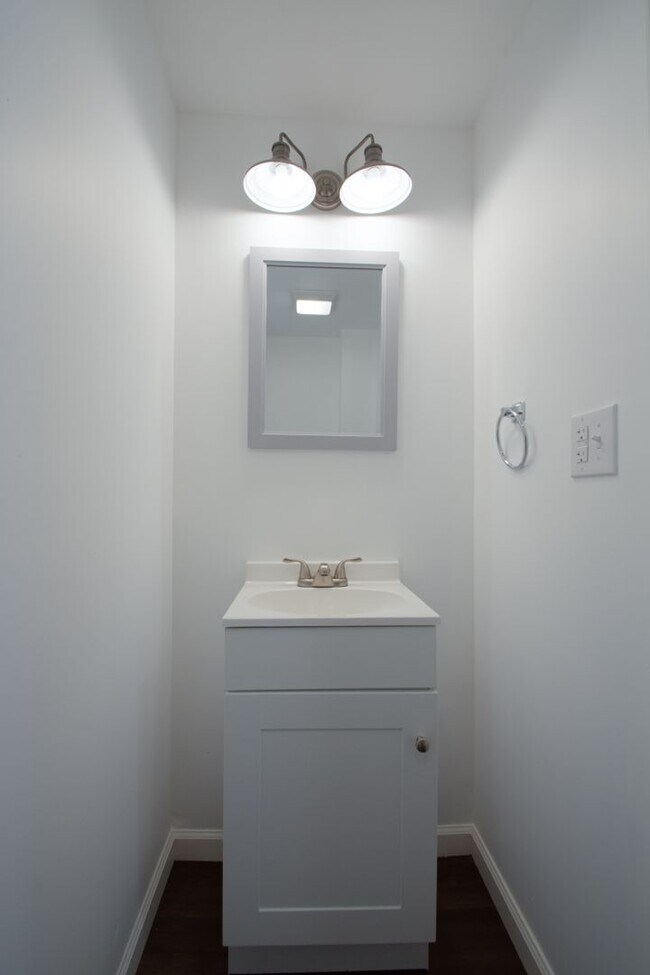 Building Photo - Newly Renovated 3 Bedroom 1.5 Bathroom Sla...