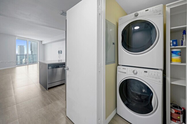 Building Photo - 1900 N Bayshore Dr