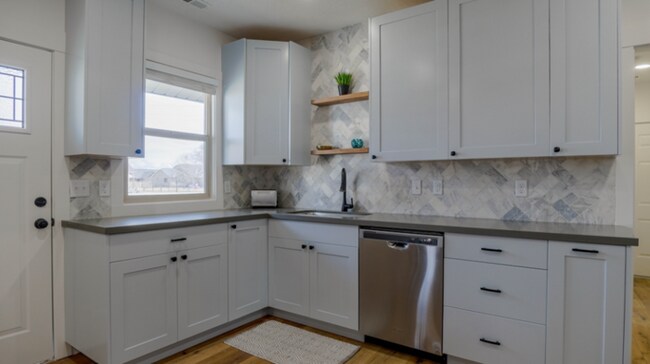 Building Photo - FURNISHED MONTH TO MONTH with 20x30 Storage!