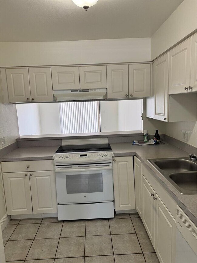 Building Photo - 2219 Caribbean Dr S