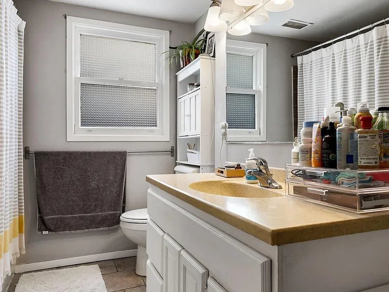 Building Photo - 1009 NE Lowry Ave