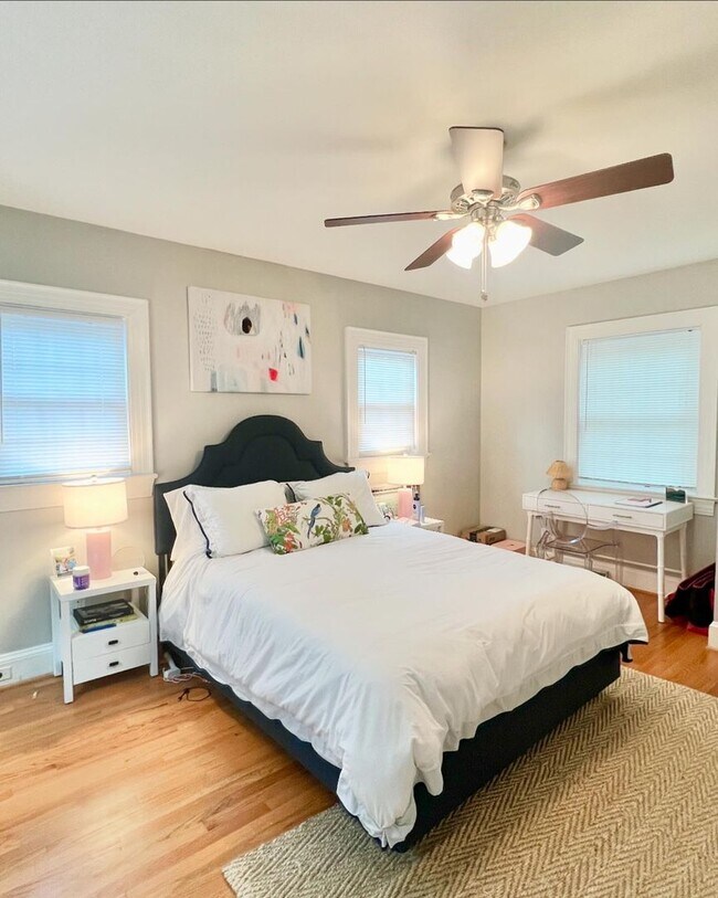 Building Photo - 4 bedroom home for 4 or 3 people (one bloc...