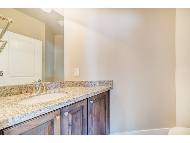 Building Photo - 1155 S 225 E