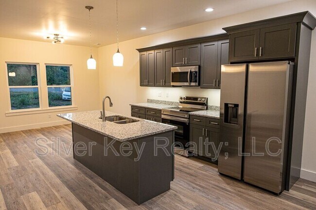 Building Photo - 1985 US-411