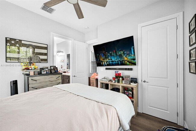Building Photo - 8855 Watercrest Cir W