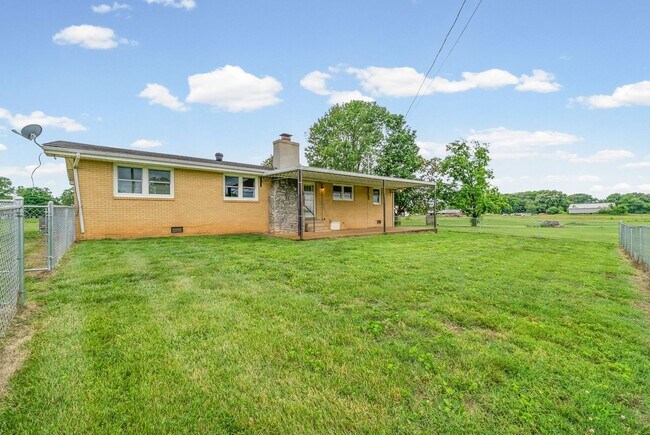 Building Photo - Pet Friendly Two Bedroom!