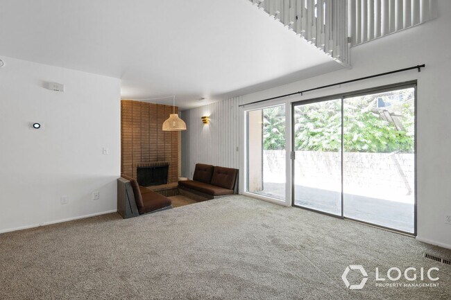 Building Photo - 1815 N Woodside Dr E