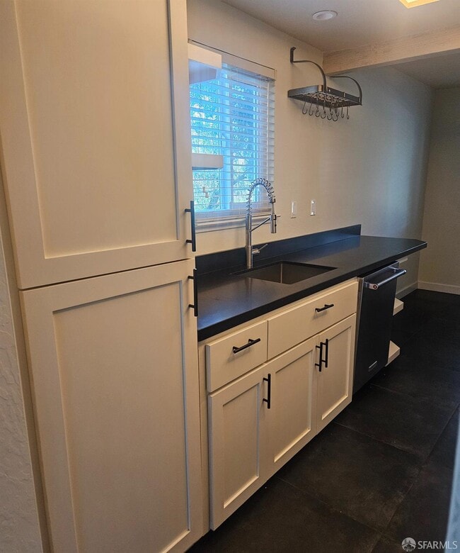 Building Photo - 8711 Mountain Blvd