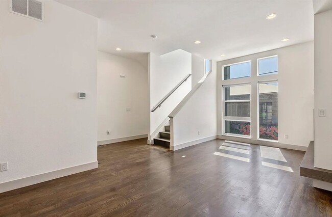 Building Photo - 2 Bedroom Townhome in the Heart of Rino!