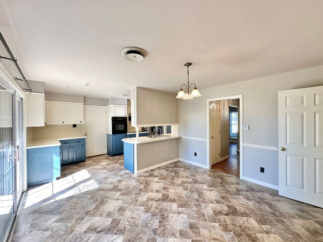 Building Photo - Viewable Now!