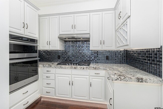 Building Photo - 2801 Wexford Dr