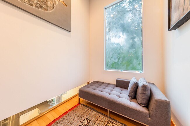 Building Photo - Gorgeous Fully Furnished Home in Brentwood...