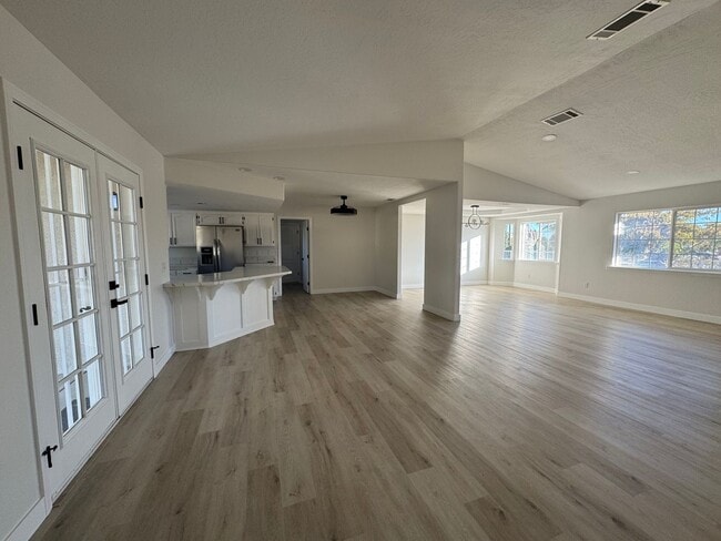 Building Photo - Newly remodeled home on The Mesa in Hesperia!
