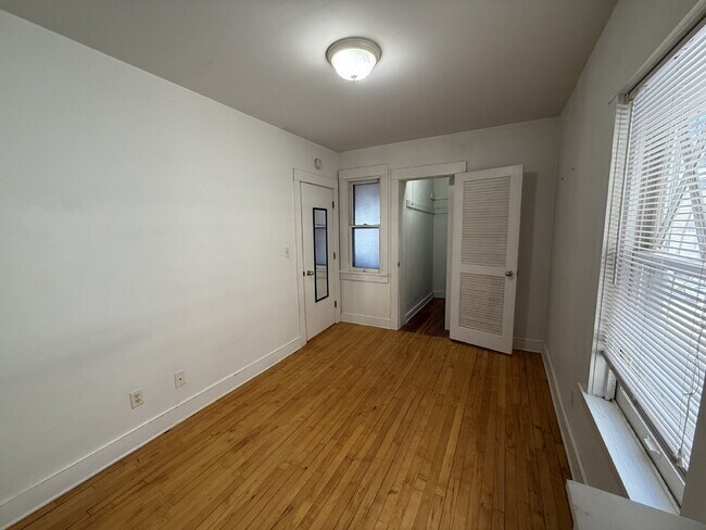 Building Photo - 1 Bed 1 Bath Historic Preserved Douglas Apartments in Desirable Lowry Hill