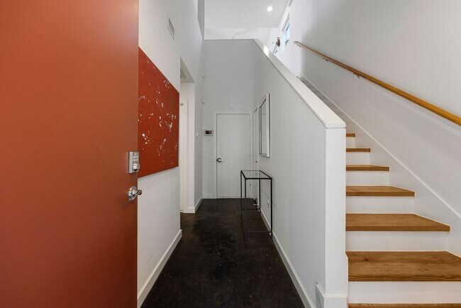 Building Photo - 824 Ruthven St