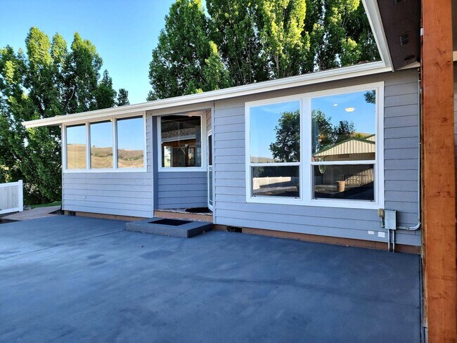 Building Photo - Spacious 3 Bed, 2 Bath Home with Shop & Stunning River Views – Clemans Addition
