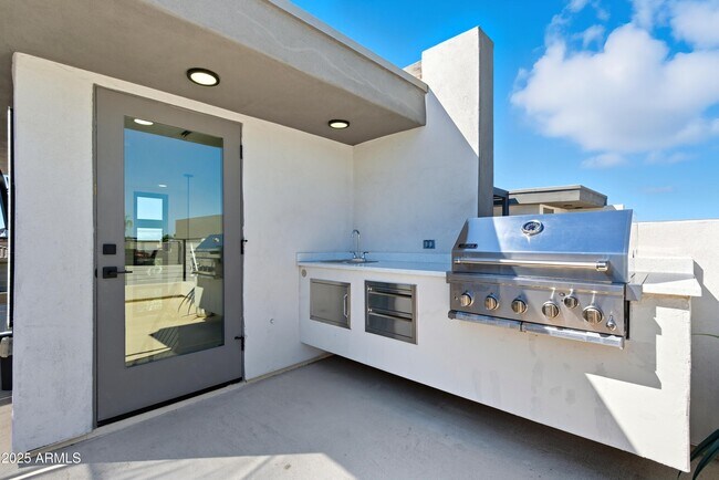 Building Photo - 1501 N Miller Rd