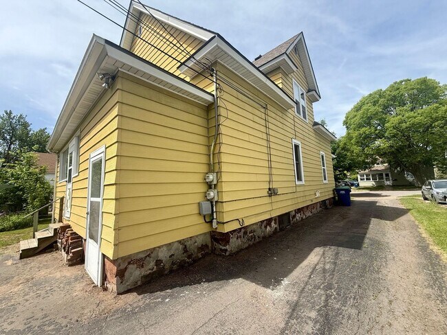 Building Photo - 909 S 6th Ave