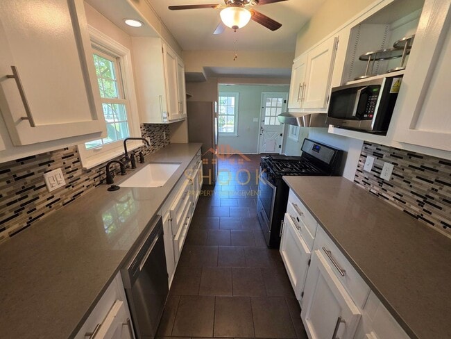 Building Photo - Cozy 3 BR Home Close to Campus and the Res...