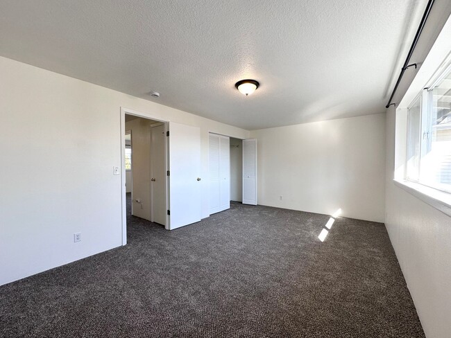 Building Photo - Newly Remodeled 2 Bedrooms 1.5 Baths in Gl...