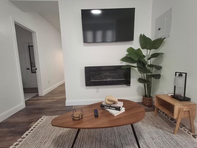 Building Photo - 23 Handy St