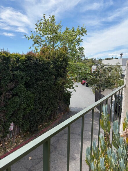 Building Photo - 132 W Alamar Ave