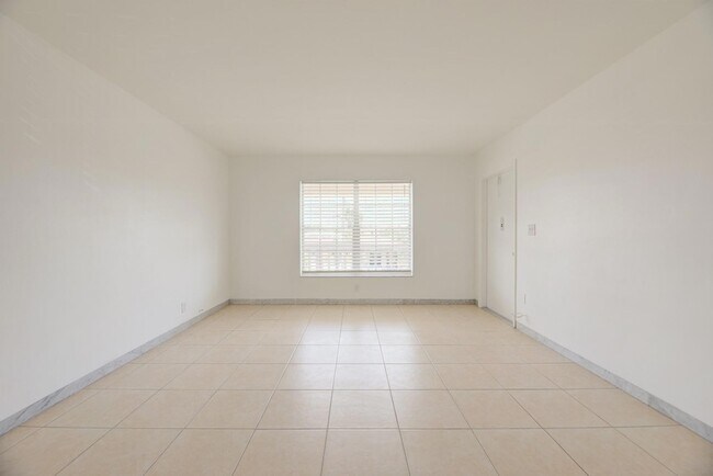 Building Photo - 1017 NW 30th Ct