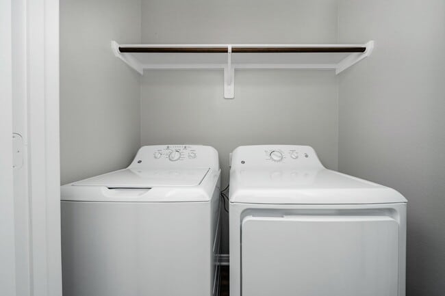 Building Photo - Bright & Cozy Townhome