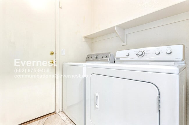 Building Photo - Lovely 3-Bedroom Home with Spacious Layout...