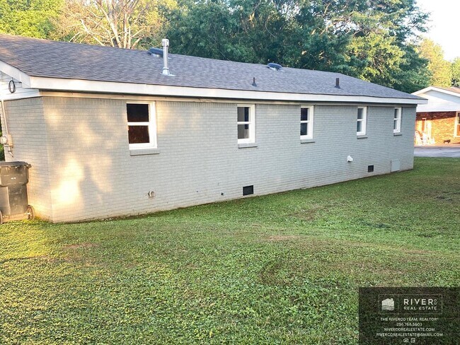 Building Photo - 807 City Lake Dr NW