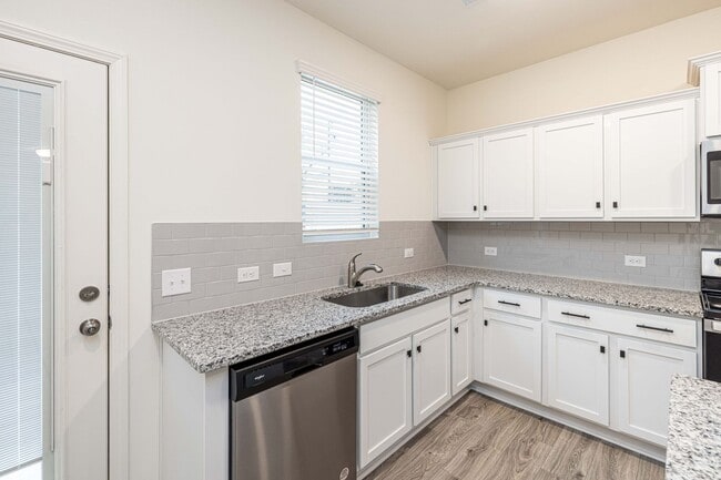 Building Photo - Charming 3-Bedroom End Unit Townhome Near Jack Alexander Blvd - APRIL MOVE IN SPECIAL