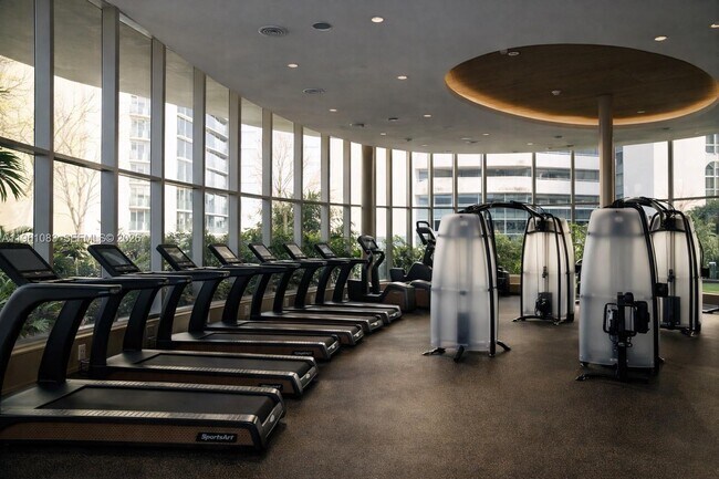 Building Photo - 700 NE 24th St