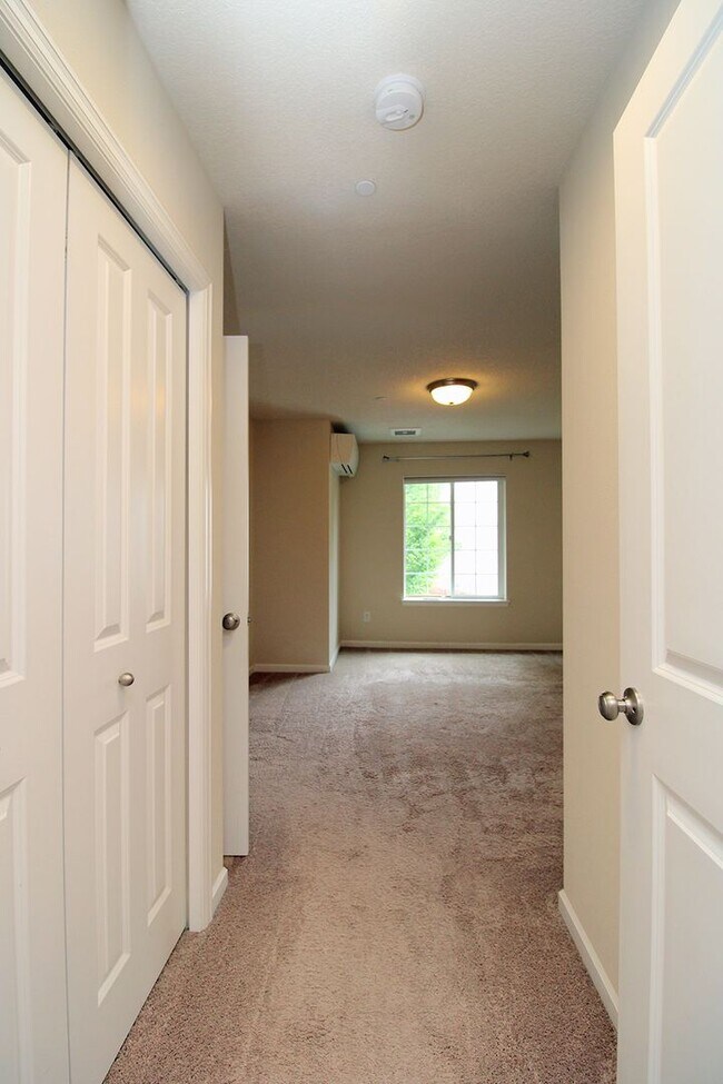 Building Photo - 3 Bedroom Luxury Townhouse in Beautiful Happy Valley