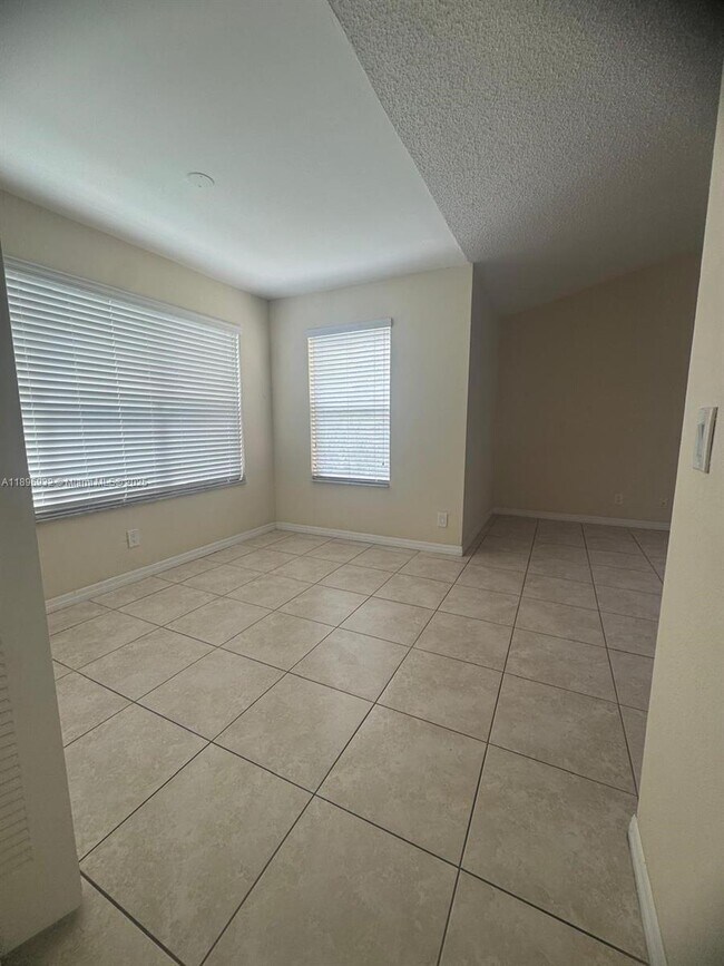 Building Photo - 12730 Vista Isles Dr