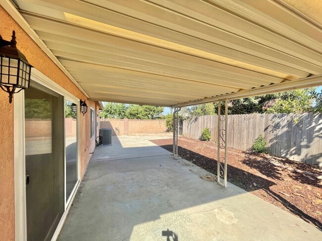Building Photo - Spacious 3 Bed 2 Bath House w/ Central A/C...