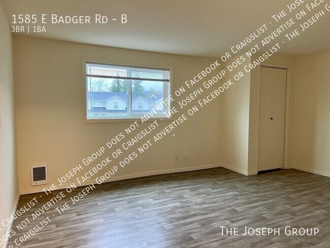 Building Photo - 1585 E Badger Rd