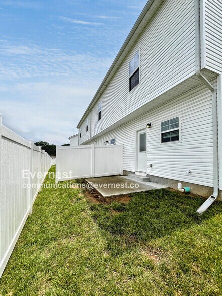 Building Photo - 221 Tara Ct