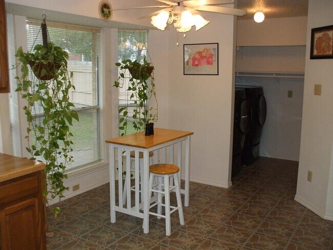 Building Photo - Beautiful home with 3 bedroom, 2.5 bath, game room and 2 car garage!