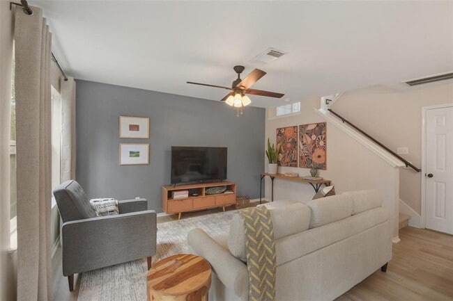 Building Photo - 7 S Villa Oaks Dr