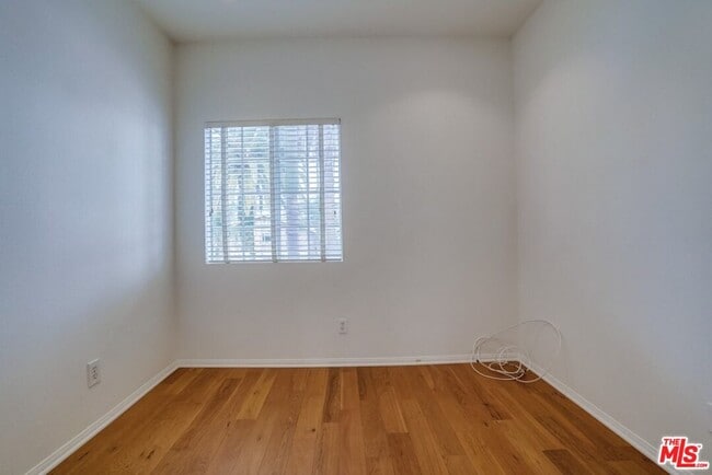 Building Photo - 852 N Poinsettia Pl