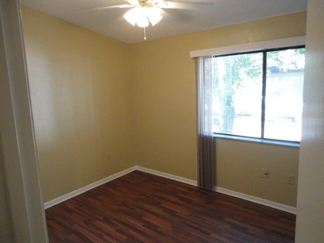 Building Photo - Nice 2 bedroom/ 1 1/2 bath town-home in Mill Run