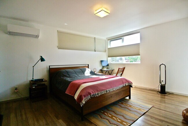 Building Photo - Modern, Stand Alone Home in the heart of Ballard!