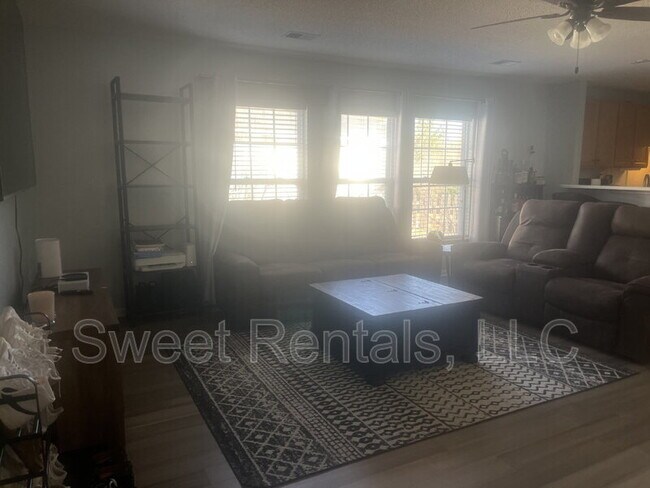 Building Photo - 343 Briarbend Rd